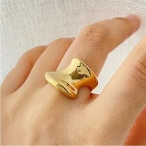 New 18K Gorgeous 18K Gold Chunky Wave Ring size  7 or 8 trendy abstract luxury